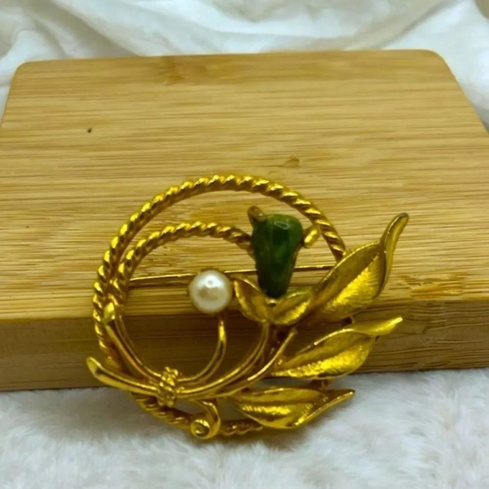 SARAH COVENTRY JADE GARDEN BROOCH